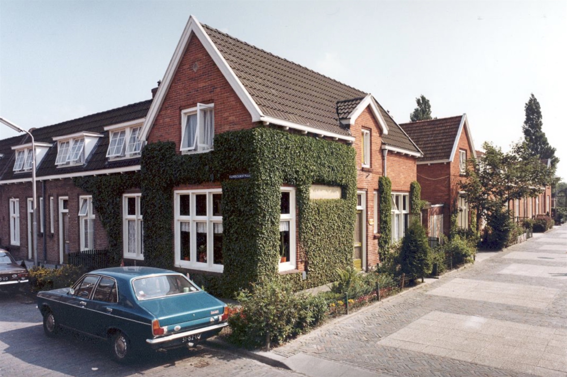 Het oude kantoor van Patrimonium in 1980 aan de Warmoezenierstraat. Bron: Beeldbank HCL.